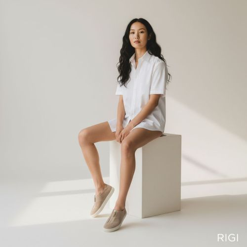 AGL Chewy Zip sneaker in beige suède  voor dames. 