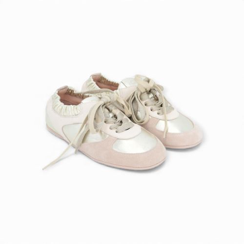 AGL Hoola Hoop Lace Up veterschoen in zand goud voor dames. AGL Hoola Hoop Lace Up veterschoen in zand goud voor dames.