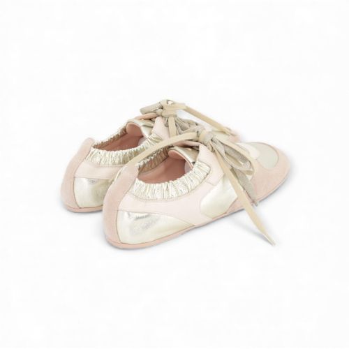 AGL Hoola Hoop Lace Up veterschoen in zand goud voor dames. AGL Hoola Hoop Lace Up veterschoen in zand goud voor dames.