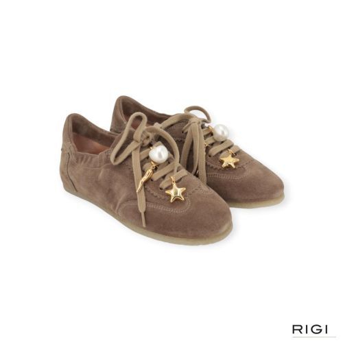 Hoola Hoop P Charms sneaker van AGL voor dames in taupe suède. Hoola Hoop P Charms sneaker van AGL voor dames in taupe suède.