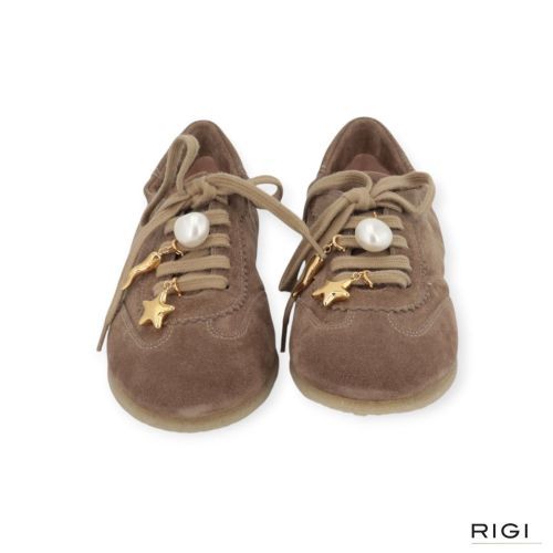 Hoola Hoop P Charms sneaker van AGL voor dames in taupe suède. Hoola Hoop P Charms sneaker van AGL voor dames in taupe suède.