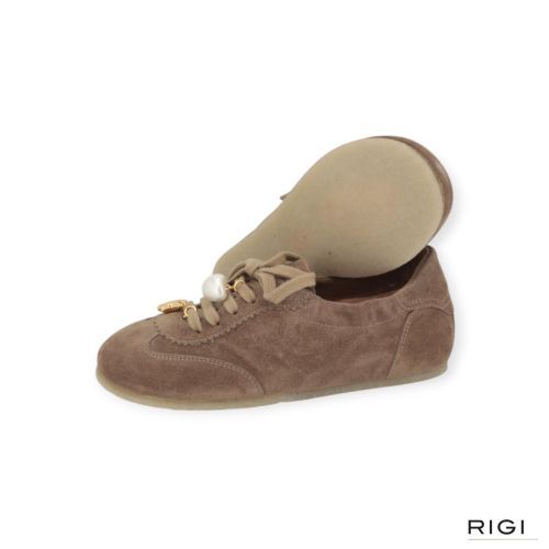 Hoola Hoop P Charms sneaker van AGL voor dames in taupe suède. Hoola Hoop P Charms sneaker van AGL voor dames in taupe suède.
