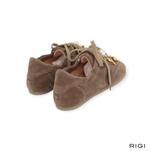Hoola Hoop P Charms sneaker van AGL voor dames in taupe suède. Hoola Hoop P Charms sneaker van AGL voor dames in taupe suède.