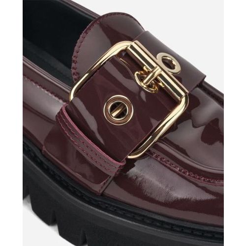 AGL Luggie mocassin in bordeaux lakleer met gouden gesp voor dames AGL Luggie mocassin in bordeaux lakleer met gouden gesp voor dames