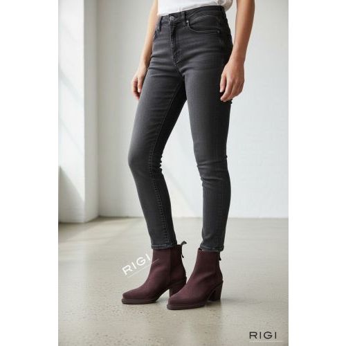 AGL Selena dames enkellaars in prune - paars suede leer. AGL Selena dames enkellaars in prune - paars suede leer.