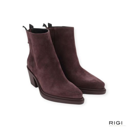 AGL Selena dames enkellaars in prune - paars suede leer. AGL Selena dames enkellaars in prune - paars suede leer.