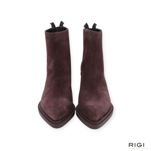 AGL Selena dames enkellaars in prune - paars suede leer. AGL Selena dames enkellaars in prune - paars suede leer.