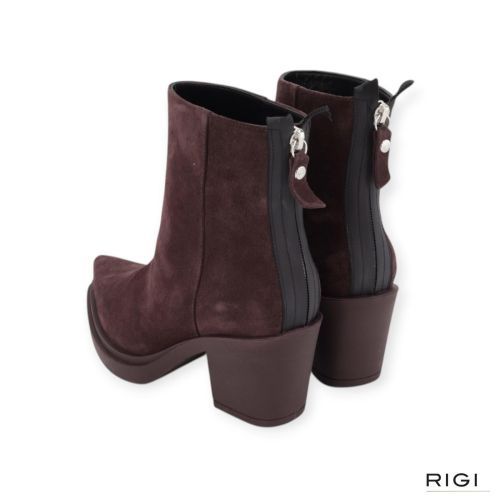 AGL Selena dames enkellaars in prune - paars suede leer. AGL Selena dames enkellaars in prune - paars suede leer.