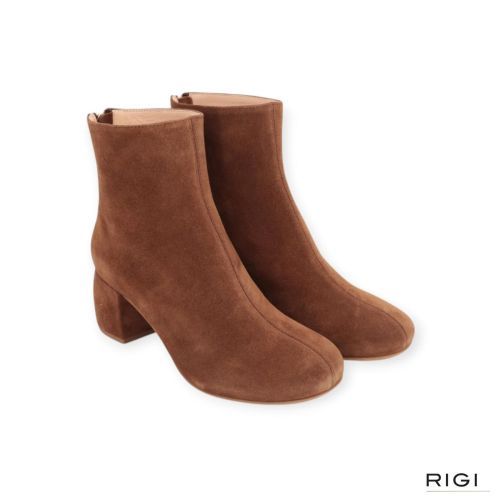 AGL Tina Bootie enkellaars in cognac suède voor dames. 