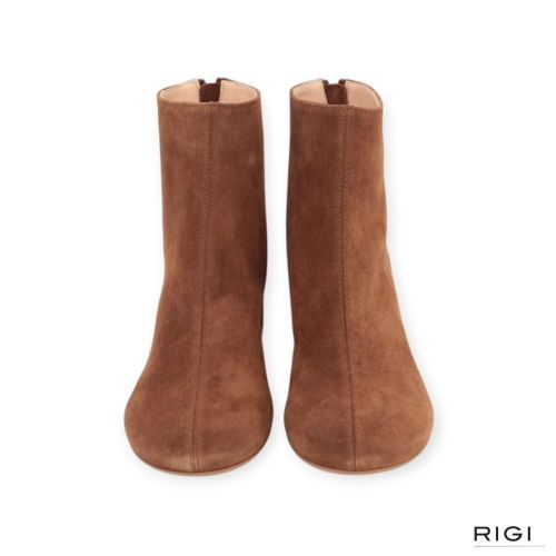 AGL Tina Bootie enkellaars in cognac suède voor dames. 