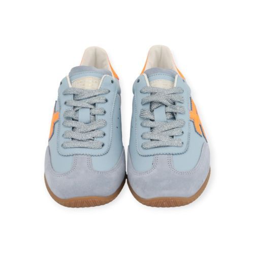 Another Trend Lino sneaker in licht blauw met fluo oranje voor dames. 