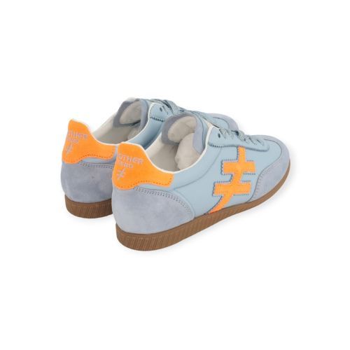 Another Trend Lino sneaker in licht blauw met fluo oranje voor dames. 