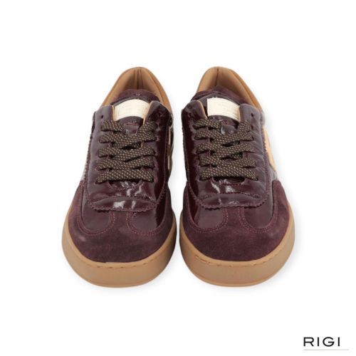 Another Trend Iconic II dames sneaker in het bordeaux lak leer.