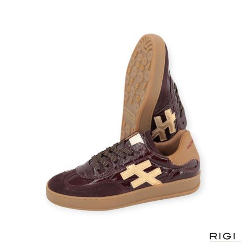 Another Trend Iconic II dames sneaker in het bordeaux lak leer.