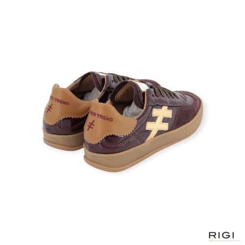 Another Trend Iconic II dames sneaker in het bordeaux lak leer.