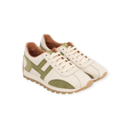 Belang dames sneaker in off wit leer met groen accent. Belang dames sneaker in off wit leer met groen accent.