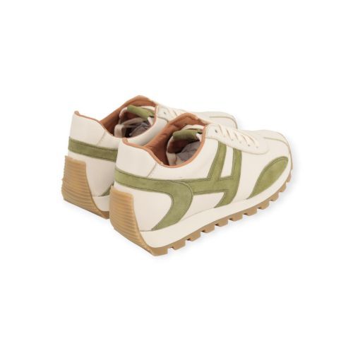 Belang dames sneaker in off wit leer met groen accent. Belang dames sneaker in off wit leer met groen accent.