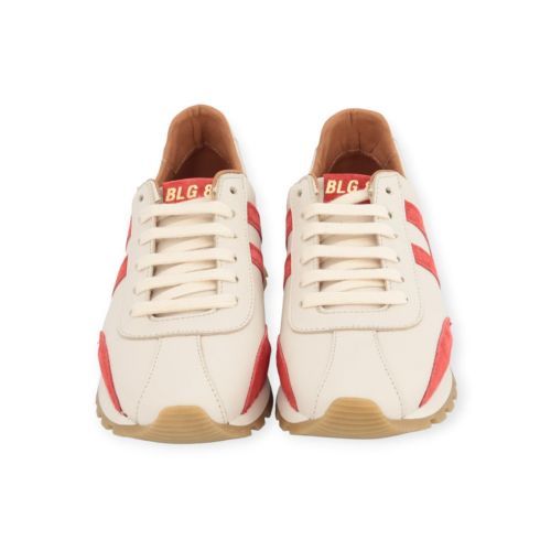 Belang dames sneaker in off wit leer met rood accent. Belang dames sneaker in off wit leer met rood accent.