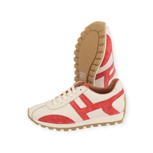 Belang dames sneaker in off wit leer met rood accent. Belang dames sneaker in off wit leer met rood accent.