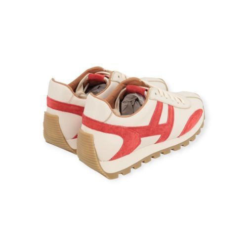 Belang dames sneaker in off wit leer met rood accent. Belang dames sneaker in off wit leer met rood accent.