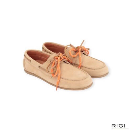 Belang dames mocassin / bootschoen in zand suede leer. Belang dames mocassin / bootschoen in zand suede leer.