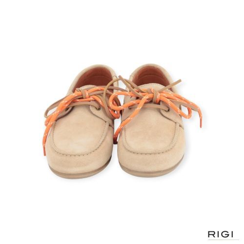 Belang dames mocassin / bootschoen in zand suede leer. Belang dames mocassin / bootschoen in zand suede leer.