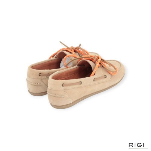 Belang dames mocassin / bootschoen in zand suede leer. Belang dames mocassin / bootschoen in zand suede leer.
