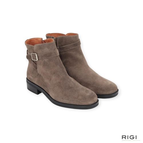 Belang BLG86 enkellaars 08541 in taupe suède voor dames. Belang BLG86 enkellaars 08541 in taupe suède voor dames.