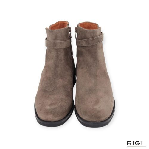 Belang BLG86 enkellaars 08541 in taupe suède voor dames. Belang BLG86 enkellaars 08541 in taupe suède voor dames.