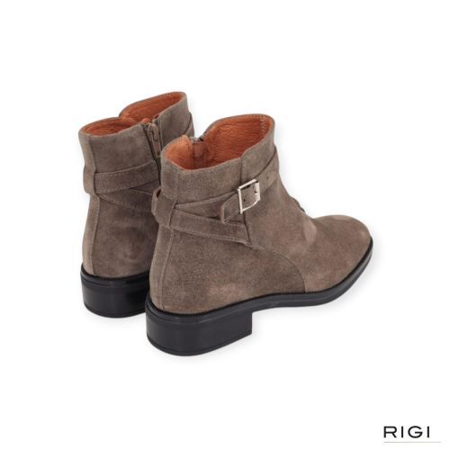 Belang BLG86 enkellaars 08541 in taupe suède voor dames. Belang BLG86 enkellaars 08541 in taupe suède voor dames.