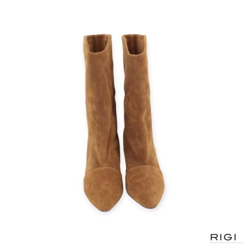 Bibi Lou Naroa enkellaars in cognac suède voor dames. Bibi Lou Naroa enkellaars in cognac suède voor dames.