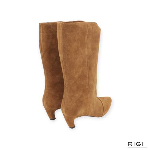 Bibi Lou Naroa enkellaars in cognac suède voor dames. Bibi Lou Naroa enkellaars in cognac suède voor dames.