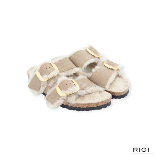 Birkenstock Arizona Big Buckle Shearling slipper in taupe nubuck met wol voor dames. Birkenstock Arizona Big Buckle Shearling slipper in taupe nubuck met wol voor dames.