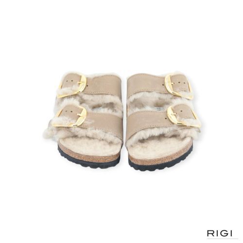 Birkenstock Arizona Big Buckle Shearling slipper in taupe nubuck met wol voor dames. Birkenstock Arizona Big Buckle Shearling slipper in taupe nubuck met wol voor dames.