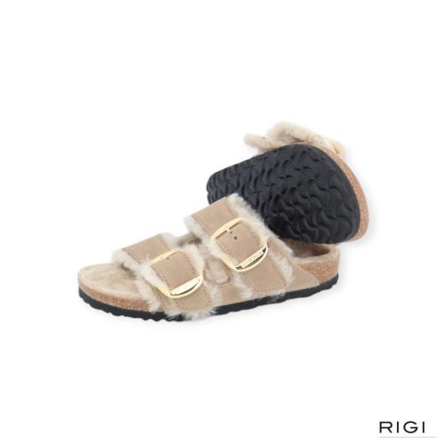 Birkenstock Arizona Big Buckle Shearling slipper in taupe nubuck met wol voor dames. Birkenstock Arizona Big Buckle Shearling slipper in taupe nubuck met wol voor dames.