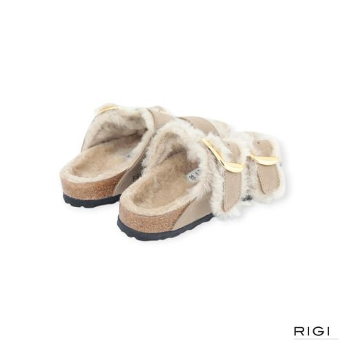 Birkenstock Arizona Big Buckle Shearling slipper in taupe nubuck met wol voor dames. Birkenstock Arizona Big Buckle Shearling slipper in taupe nubuck met wol voor dames.