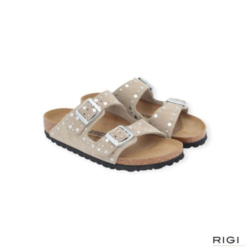 Birkenstock Arizona Rivet Border voor dames in taupe suede. Birkenstock Arizona Rivet Border voor dames in taupe suede.