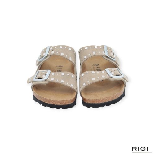 Birkenstock Arizona Rivet Border voor dames in taupe suede. Birkenstock Arizona Rivet Border voor dames in taupe suede.