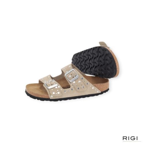 Birkenstock Arizona Rivet Border voor dames in taupe suede. Birkenstock Arizona Rivet Border voor dames in taupe suede.