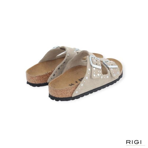 Birkenstock Arizona Rivet Border voor dames in taupe suede. Birkenstock Arizona Rivet Border voor dames in taupe suede.
