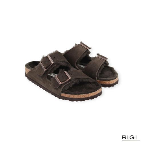 Birkenstock Arizona Shearling slipper in mocca donkerbruin suède voor dames met lamswol. Birkenstock Arizona Shearling slipper in mocca donkerbruin suède voor dames met lamswol.