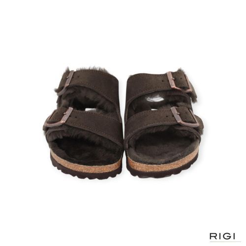 Birkenstock Arizona Shearling slipper in mocca donkerbruin suède voor dames met lamswol. Birkenstock Arizona Shearling slipper in mocca donkerbruin suède voor dames met lamswol.