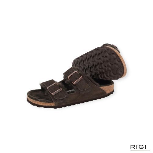 Birkenstock Arizona Shearling slipper in mocca donkerbruin suède voor dames met lamswol. Birkenstock Arizona Shearling slipper in mocca donkerbruin suède voor dames met lamswol.