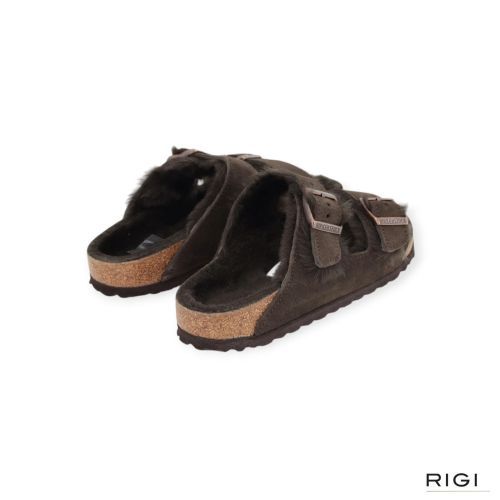 Birkenstock Arizona Shearling slipper in mocca donkerbruin suède voor dames met lamswol. Birkenstock Arizona Shearling slipper in mocca donkerbruin suède voor dames met lamswol.