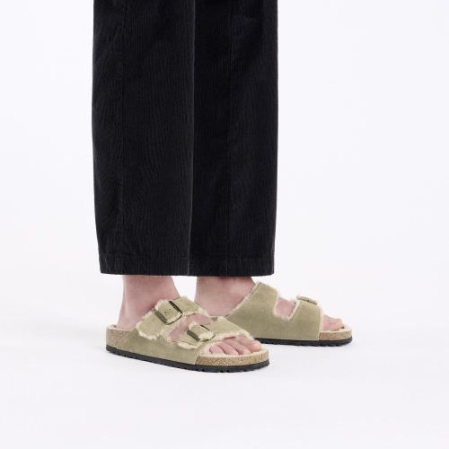 Birkenstock Arizona slipper in taupe suède voor dames met lamswol.