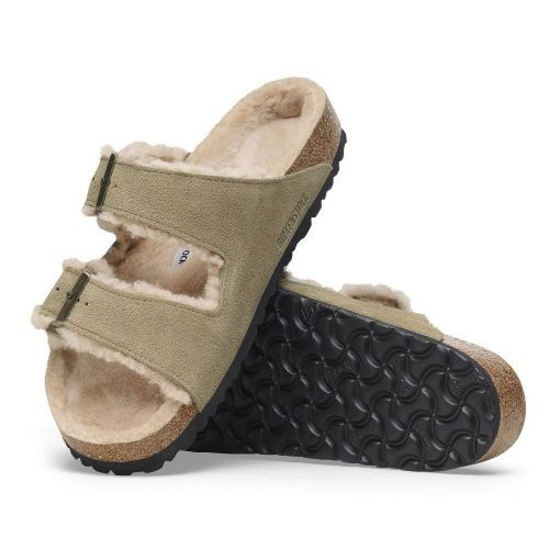 Birkenstock Arizona slipper in taupe suède voor dames met lamswol.
