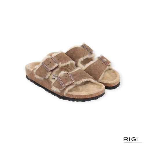 Birkenstock Arizona slipper in darktea bruin suède voor dames met lamswol. Birkenstock Arizona slipper in darktea bruin suède voor dames met lamswol.