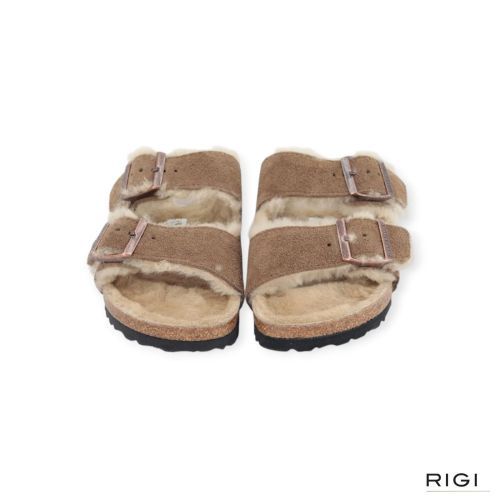 Birkenstock Arizona slipper in darktea bruin suède voor dames met lamswol. Birkenstock Arizona slipper in darktea bruin suède voor dames met lamswol.