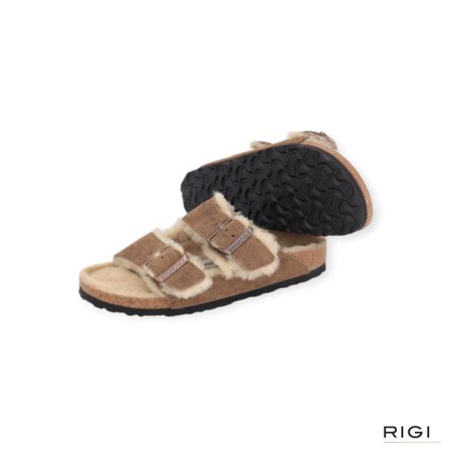 Birkenstock Arizona slipper in darktea bruin suède voor dames met lamswol. Birkenstock Arizona slipper in darktea bruin suède voor dames met lamswol.