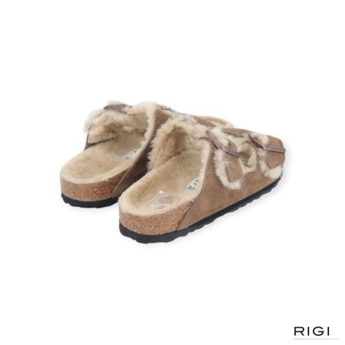 Birkenstock Arizona slipper in darktea bruin suède voor dames met lamswol. Birkenstock Arizona slipper in darktea bruin suède voor dames met lamswol.
